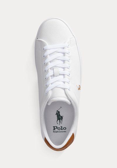 Witte leren sneaker met witte veters, bruine hielkap, Polo Ralph Lauren-logo aan de binnenkant en een klein polo-spelerembleem aan de zijkant.