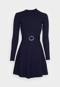 Marineblaues, geripptes Kleid mit langen Ärmeln, mock Neckline und tailliertem Schnitt. Verfügt über einen Stoffgürtel mit einer silbernen, runden Schnalle als Akzent.