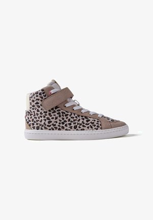 Zapatilla alta de ante marrón con laterales de estampado de leopardo, cordones blancos, correa ajustable y suela de goma blanca.