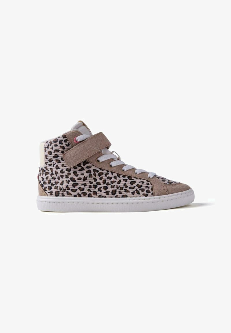 Brązowe zamszowe sneakersy typu high-top z boki w panterkę, białe sznurowadła, regulowany pasek i biała gumowa podeszwa.