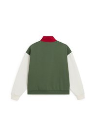 Zelená bavlněná mikina s červeným límcem, bílými rukávy a žebrovaným lemem. Hladká textura, minimální detaily na zádech.