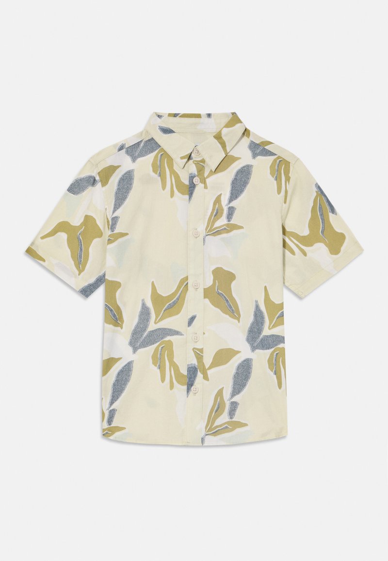 Camisa de manga corta en algodón amarillo claro con un estampado de hojas en verde, azul y blanco; presenta un cierre de botones y cuello.