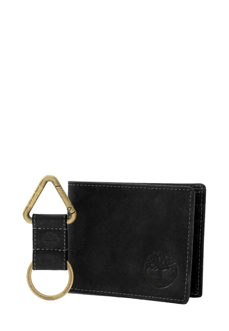 Portafoglio in pelle nera con cuciture bianche e logo in rilievo. Include un portachiavi staccabile con hardware in ottone e design a clip triangolare.