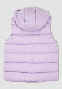 Violetti puffervesti irrotettavalla hupulla, jossa on vahvistettuja osia ja sileä, kiiltävä pinta. Etuosassa ei ole näkyvää sulkemista.