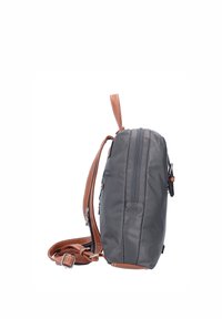 Borsa a tracolla in tessuto grigio con texture liscia, tracolla in pelle marrone, chiusure lampo e una tasca laterale per ulteriore spazio di archiviazione.