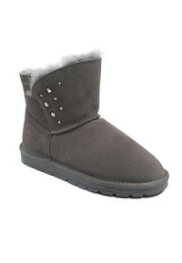 Stivaletto in suede grigio con punta arrotondata, fodera in finta pelliccia e borchie decorative in metallo sui lati, dotato di una suola testurizzata.