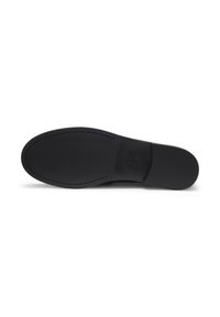 Semelle de chaussure en cuir noir avec une semelle minimaliste, des coutures visibles autour du bord et une section de talon lisse sur fond blanc.