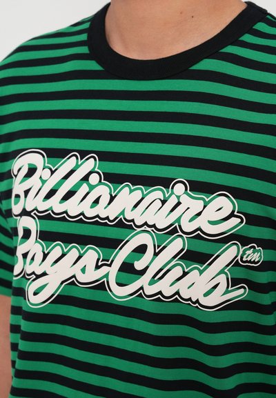 Zelena i crna prugasta majica od pamuka; sadrži veliki bijeli tekst logotipa "Billionaire Boys Club" u stiliziranom fontu.