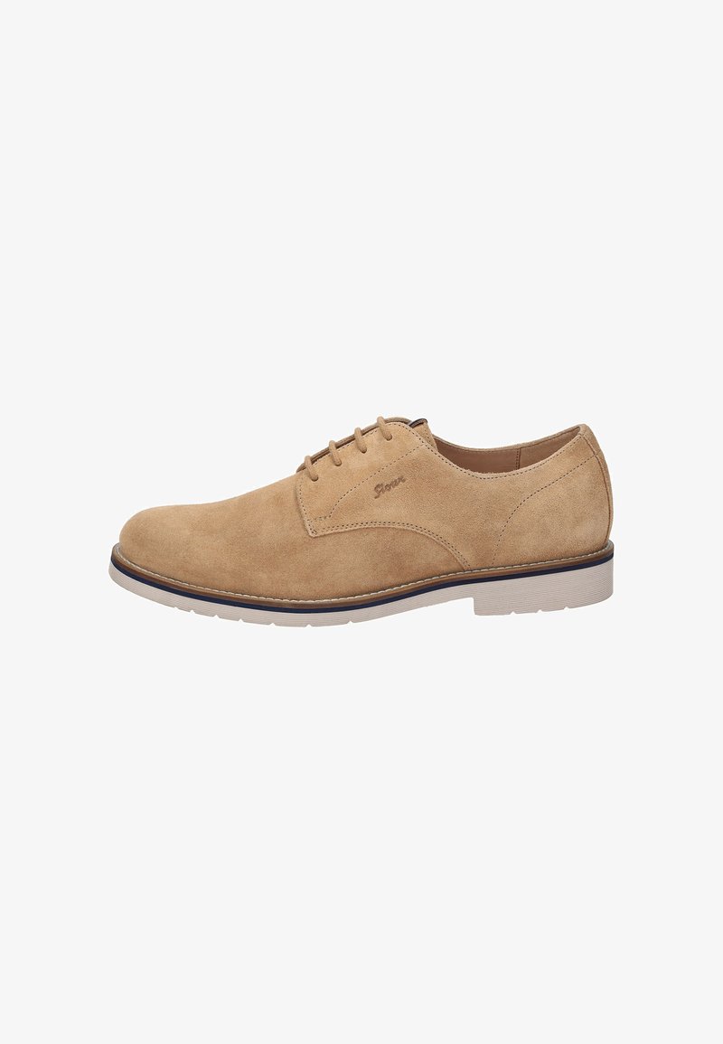 Chaussures en daim beige à lacets avec un bout rond, une tige lisse et une semelle blanche contrastante. Présente un détail de design cousu subtil.