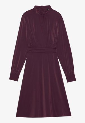 Bordeaux satijnen jurk met lange mouwen, een hoge halslijn met een strik, en een getailleerde taille. Uitlopende rok met een zachte textuur en elegante draping.
