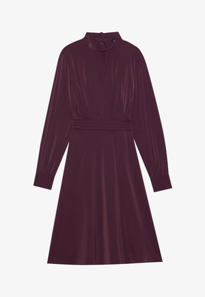 Rochie din satin bordo, cu mâneci lungi, decolteu înalt cu un șnur și talie ajustată. Fustă evazată cu o textură moale și drapaj elegant.