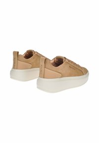 Un paio di sneakers in camoscio beige con suole bianche spesse, linguette sul tallone e branding "SMITH X" sui lati e sul retro.