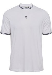 Hvid kortærmet t-shirt med rund halsudskæring, som har marineblå stribede detaljer på kraven og ærmerne samt tre chevron-designs på brystet.