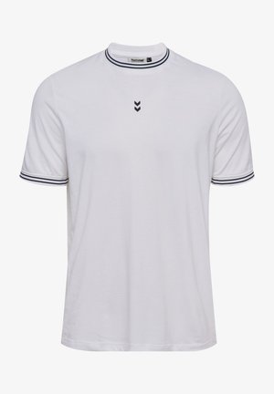 Weißes T-Shirt mit kurzen Ärmeln und Rundhalsausschnitt, verziert mit navyblauen gestreiften Akzenten am Kragen und an den Ärmeln sowie drei Chevron-Mustern auf der Brust.