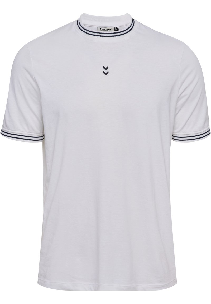 Hvid kortærmet t-shirt med rund halsudskæring, som har marineblå stribede detaljer på kraven og ærmerne samt tre chevron-designs på brystet.