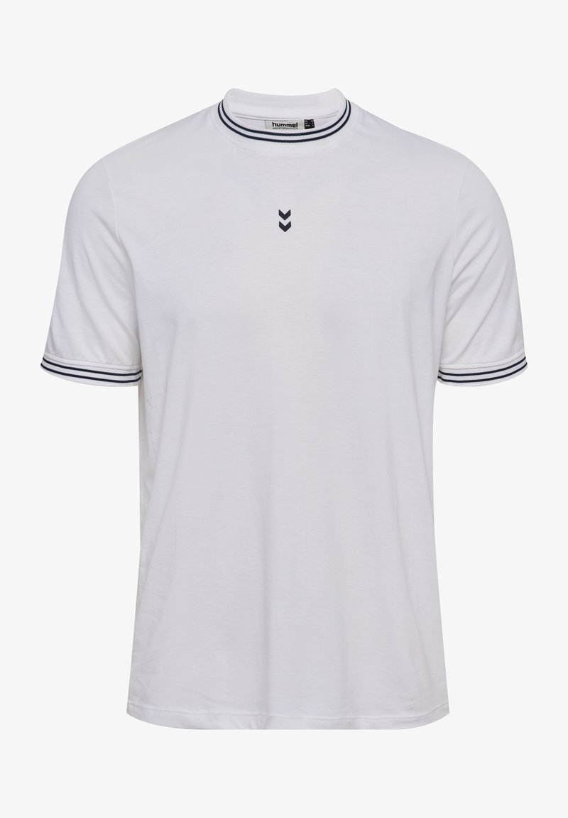 Hvid kortærmet t-shirt med rund halsudskæring, som har marineblå stribede detaljer på kraven og ærmerne samt tre chevron-designs på brystet.