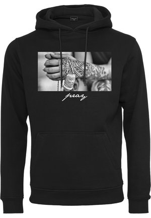 Crna hoodie s prednjim grafičkim prikazom ruku s tetovažama koje drže ogrlicu. Riječ "moli" otisnuta je bijelim tiskom ispod slike.