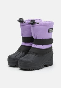 Bottes isolées violettes avec semelles en caoutchouc noires. Comprend un dessus rembourré, des fermetures à cordon réglables et une sangle à bandes auto-agrippantes pour un ajustement sécurisé.