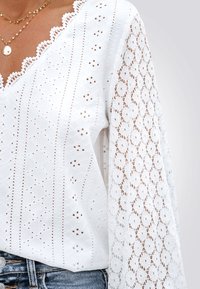 Cupshe MIT V AUSSCHNITT ÜBERBACKENER GEBÄNDERTE MANSCHETTEN SCHICKES ELEGANTES - Blouse - weiß