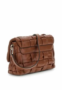 Sac à main en cuir tissé brun avec une bandoulière fine, des garnitures dorées et une fermeture à rabat, présenté sur fond blanc.