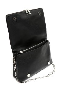 Sac à main en cuir noir avec une finition texturée, fermeture à glissière en argent, et une bandoulière en chaîne. Présente des fermetures à pression magnétiques à l'avant et à l'arrière.