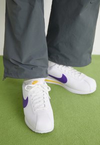Non sélectionné, white/varsity purple