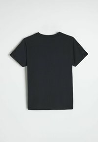 Czarna bawełniana koszulka z okrągłym dekoltem i krótkimi rękawami, z gładkim wzorem i standardowym krojem. Gładki, teksturowany materiał.