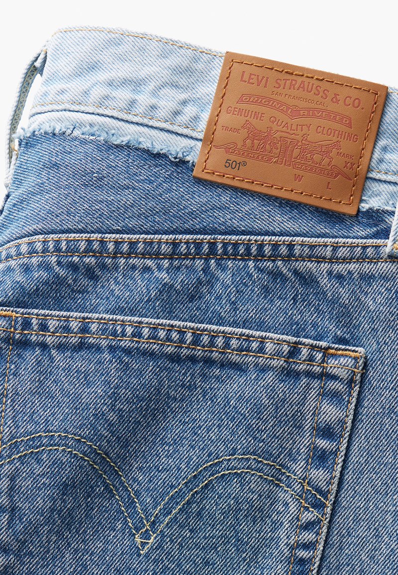 Blauwe spijkerbroeken van denim met een gestructureerde afwerking, voorzien van een leren label met de tekst "Levi Strauss & Co." en kenmerkende gestikte achterzakken.