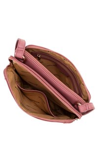 Borsa a tracolla in pelle rosa con esterno texturizzato, dotata di molteplici scomparti e chiusura con zip. Interno rivestito in tessuto marrone con stampa del logo.