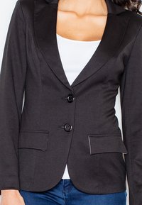 Zwarte blazer met twee knopen, ingesneden revers en voorzakken. Gemaakt van soepele stof, met een op maat gemaakte pasvorm en gestructureerd ontwerp.