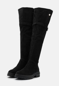 Czarne kozaki za kolano wykonane z zamszu, z zaokrąglonym noskiem, bocznym zamkiem błyskawicznym oraz grubą czarną gumową podeszwą z fakturowanym bieżnikiem.