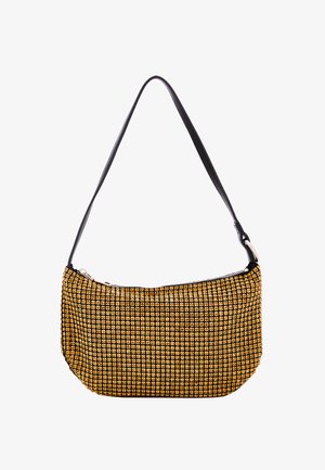 Sac à main rectangulaire noir et doré avec un motif en grille texturé, une bandoulière noire unique et une fermeture éclair en haut.