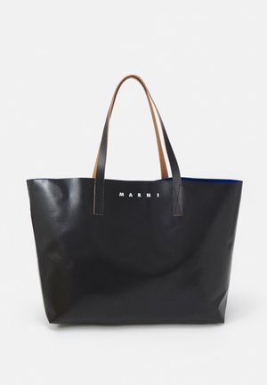 Sac cabas noir Marni avec surface texturée et double anse marron et noire sur fond blanc.