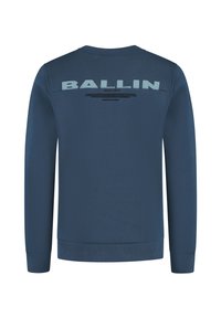 Marineblauwe sweatshirt met geribbelde boorden en zoom, met "BALLIN" in grote lichtblauwe letters en kleinere tekst "WILD CITY" op de bovenrug.