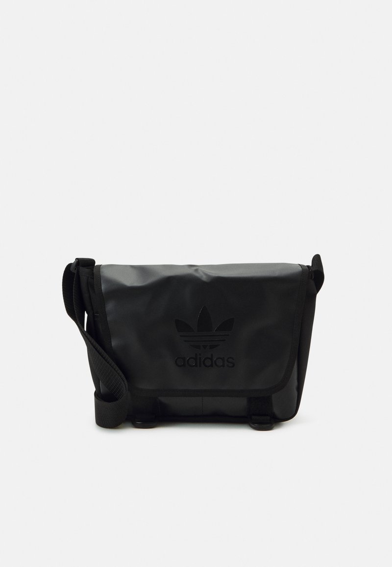 Svart messenger-väska av hållbart material, med klaffstängning, justerbar rem och präglad Adidas-logotyp på framsidan.