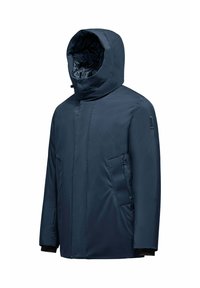 Giacca isolante blu navy con colletto alto e cappuccio. Presenta tasche laterali con zip e polsini elastici. Materiale liscio e resistente all'acqua.