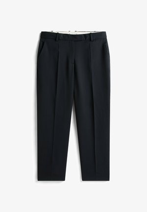 Pantaloni neri su misura, con pieghe frontali, tessuto morbido, tasche standard, passanti per cintura, gamba dritta e finitura pulita.