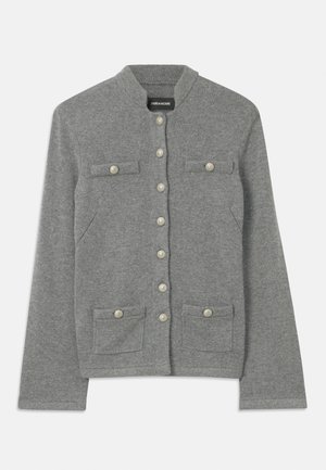 Gilet en tricot gris avec un col arrondi, fermeture à boutons sur le devant, deux poches plaquées et des accents nacrés sur les boutons.