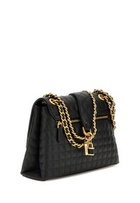 Borsa a tracolla nera trapuntata con superficie texture, dettagli in catena dorata e scomparti con zip. Presenta un lucchetto sulla parte anteriore.