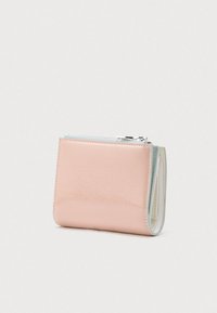 Συμπαγές πορτοφόλι με τριπλή αναδίπλωση, με εξωτερικό σε απαλό ροζ υφή, γαλάζια περιθώρια, φερμουάρ για κέρματα και εσωτερικά τμήματα σε κρεμ αποχρώσεις.