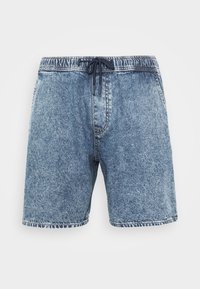 Pantalones cortos de mezclilla azul con efecto desgastado, con cintura elástica y cordón de navío, que muestran bolsillos frontales y detalles de costura.