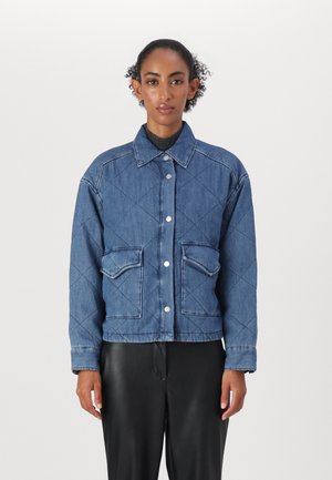 Jeansjakke i mørkeblått, quiltet design med diamantmønster, med krage, to frontlommer og trykknapåpning.