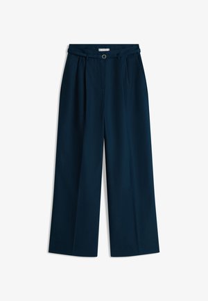 Pantaloni ampi blu navy a vita alta, con passanti per cintura e una cintura sottile con fibbia circolare piccola.