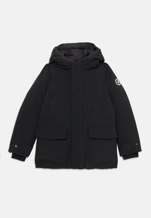 Melna parka jaka ar kapuci, kurai ir divas kabatas priekšā, ribotas aproces un zīmola uzšuve uz piedurknes. Gluda, izturīga auduma.