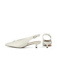 Cizme slingback de culoare crem, cu vârf ascuțit, toc metalic jos și curea ajustabilă. Material din piele netedă cu detalii minime.