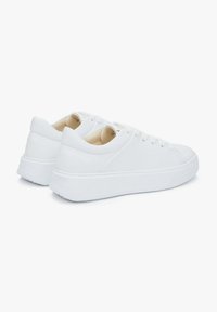 Witte sneakers met een glad leren bovenwerk, ronde neus en een laag profiel rubberen zool. Voorzien van een vetersluiting en een subtiele textuuraccent op de hiel.