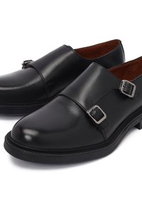 Schwarze Leder-Doppelschnallen-Dressschuhe mit silbernen Schnallen und brauner Innenauskleidung, nebeneinander auf weißem Hintergrund dargestellt.