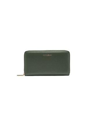 Portafoglio in pelle verde con finitura testurizzata, chiusura a zip e dettagli con logo in tono oro. Forma rettangolare slim con bordi lisci.