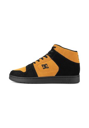 Zapatilla deportiva alta en ante negro y naranja con cordones negros y suela negra, con el logo de DC en el lateral.