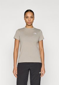 Φωτεινό μπεζ κοντομάνικο μπλουζάκι από βαμβάκι, με μικρό λευκό λογότυπο στο αριστερό στήθος. Κλασικός στρογγυλός λαιμός. Ελαφρώς εφαρμοστή γραμμή.